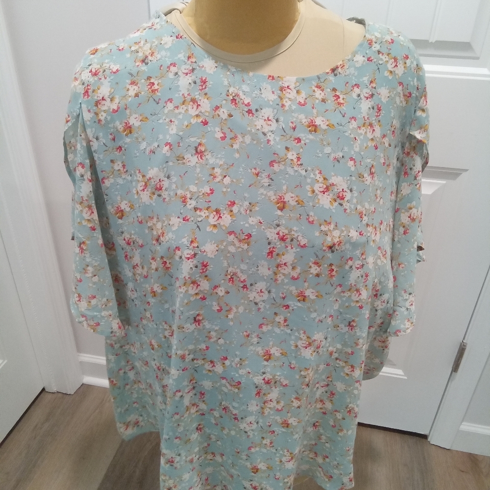 2-$10... Bloomchic Size 22-24 Floral Print Blouse With Flutter Sleeves - Picture 1 of 13